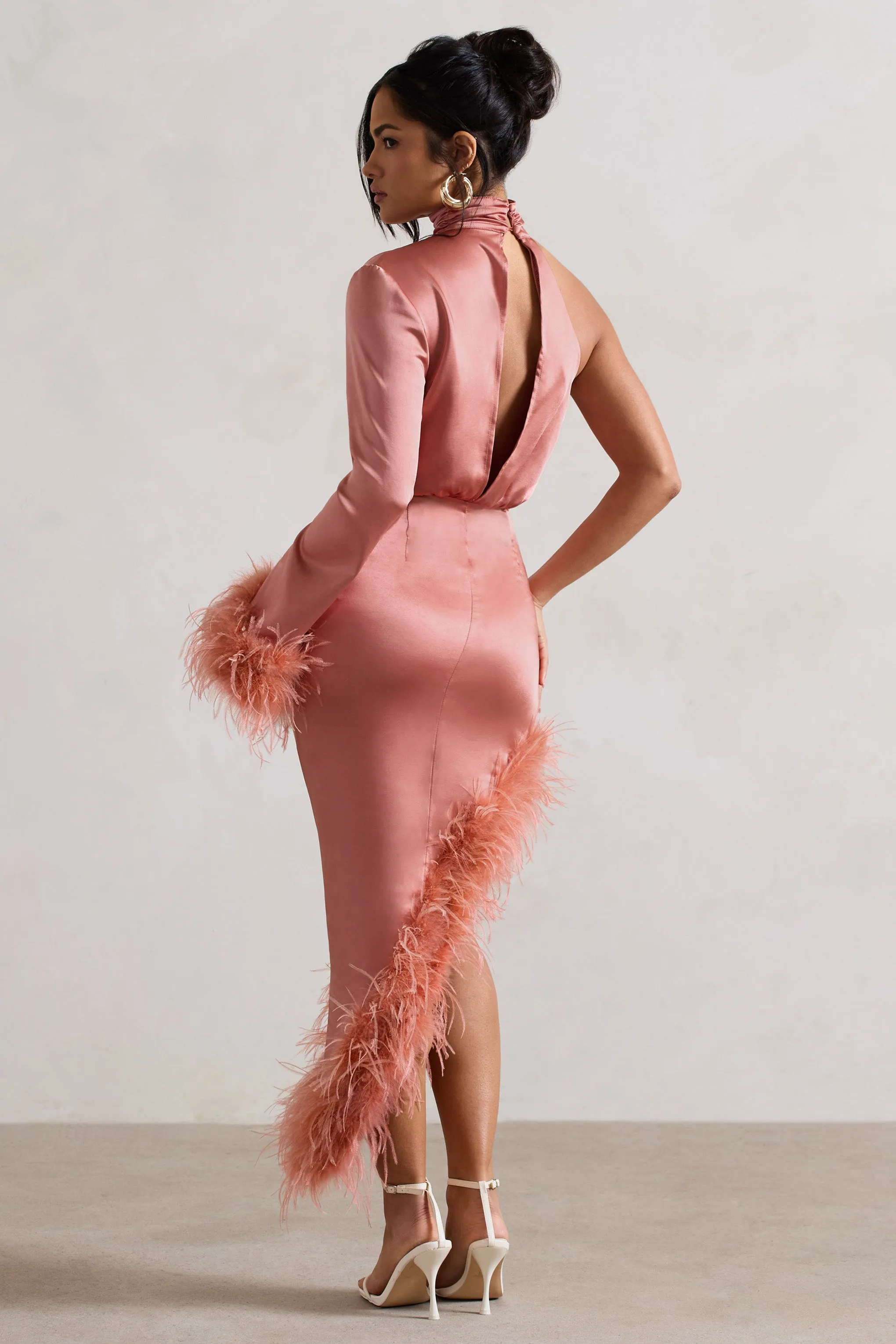 Dolce | Robe longue en satin corail longueur asymétrique et bordure de plumes