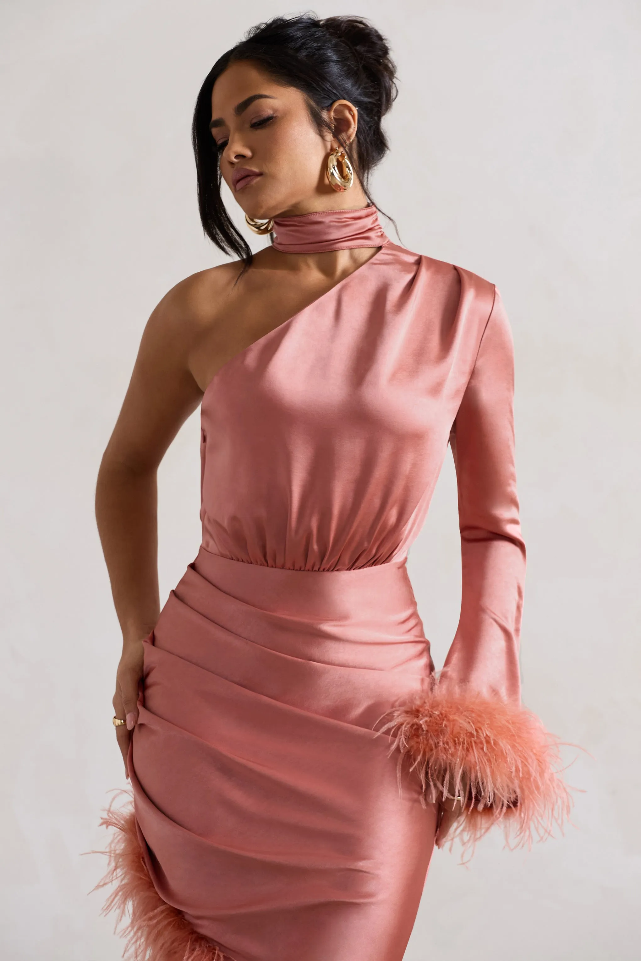 Dolce | Robe longue en satin corail longueur asymétrique et bordure de plumes