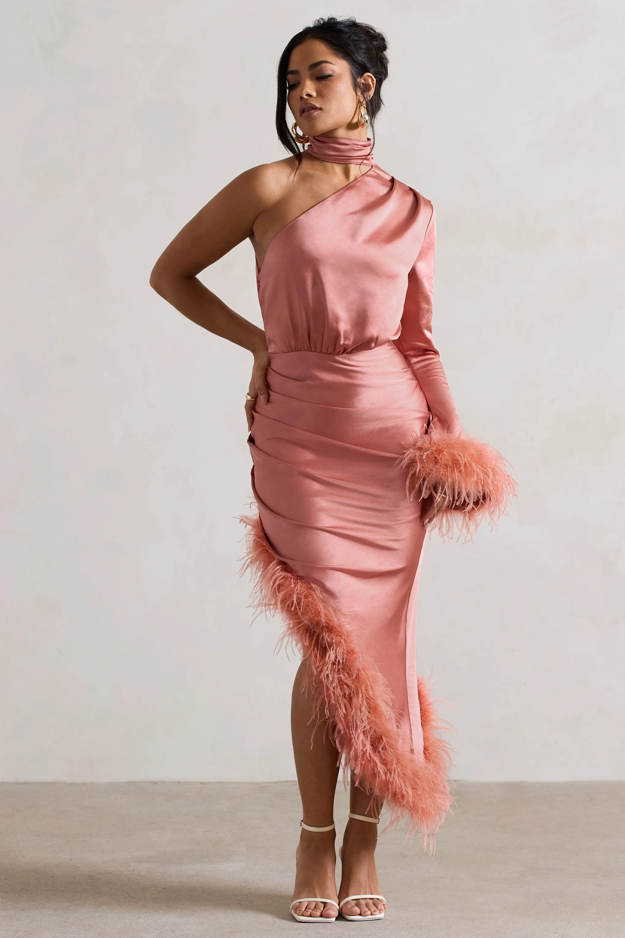 Dolce | Robe longue en satin corail longueur asymétrique et bordure de plumes