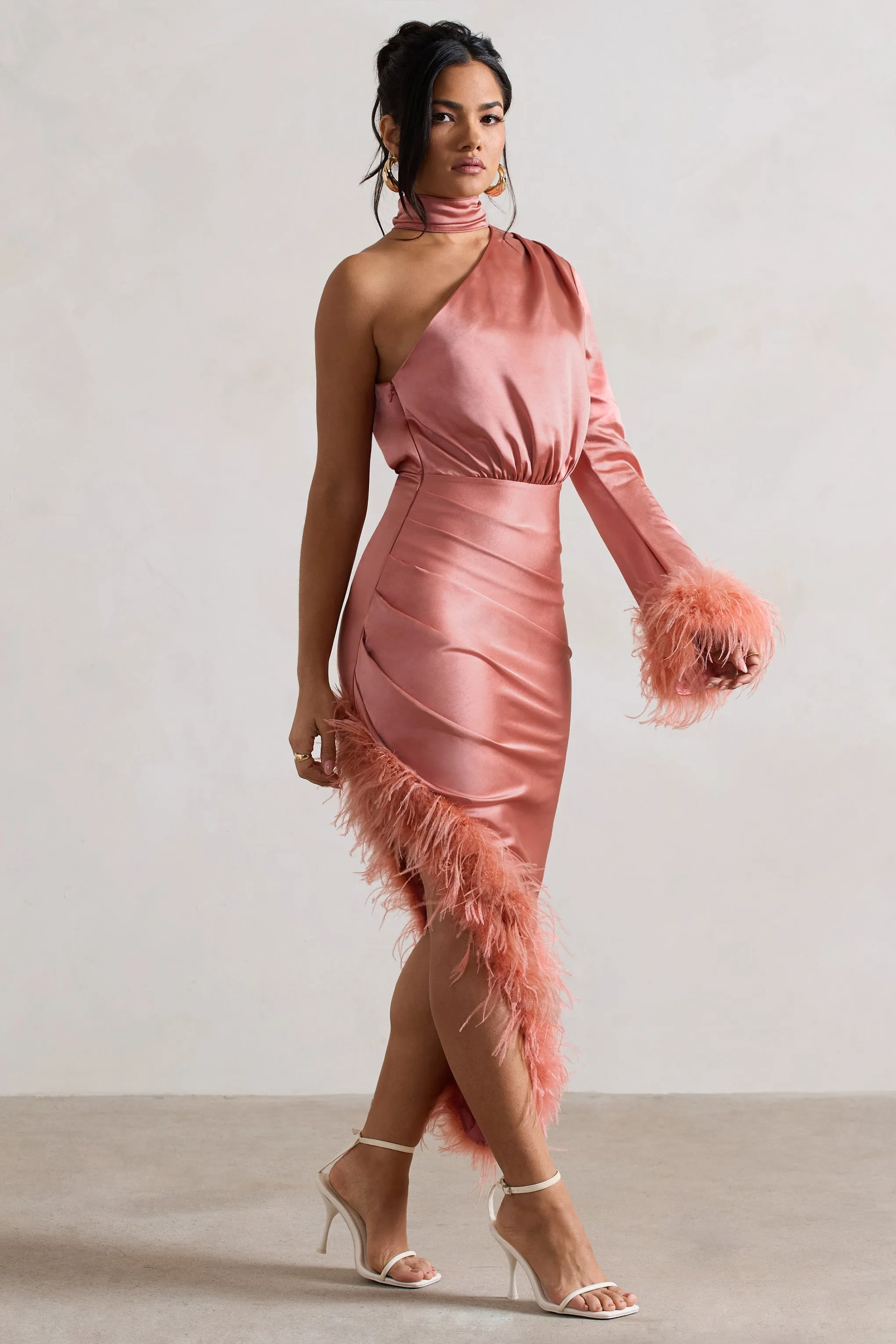 Dolce | Robe longue en satin corail longueur asymétrique et bordure de plumes