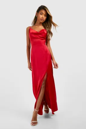 Robe longue satinée à fente